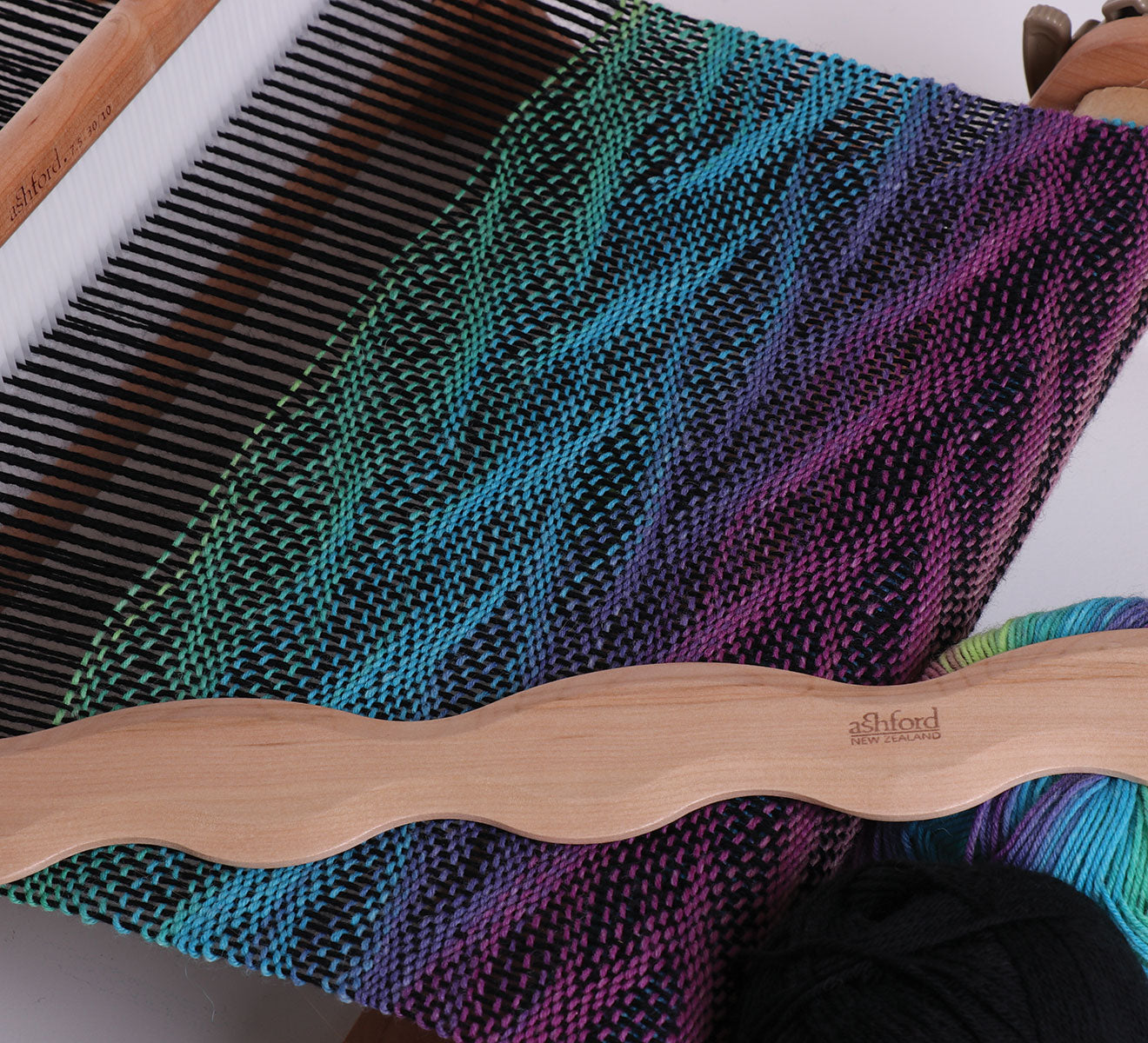 Ashford Stick Shuttle Wavy (Lacquered)